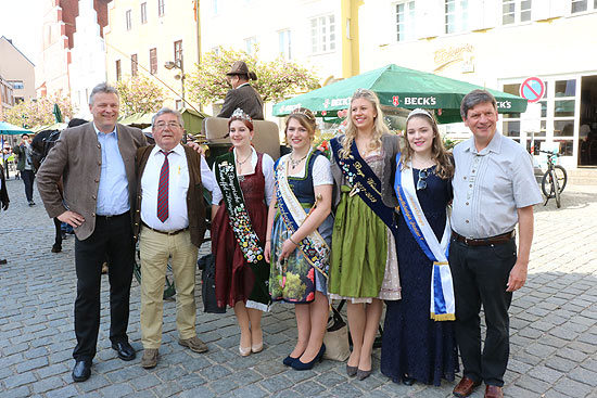 Ankunft auf dem Spargelmarkt in Schrobenhausen(©Foto:Martin Schmitz)